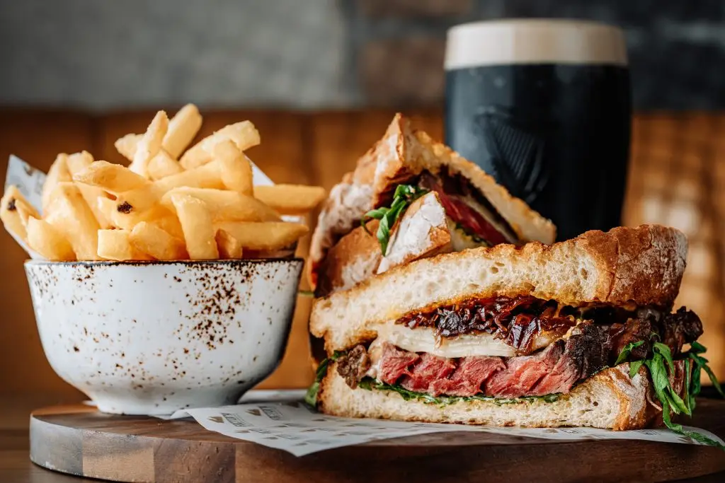 Treat Dad this Father's Day in Dubai! Discover top restaurant deals, free brunches, and complimentary drinks for dads at McGettigan's Factory, Jones the Grocer, The Coterie, and Mr. Toad's.