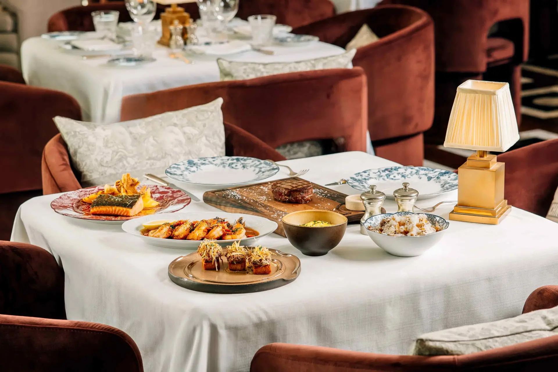 Discover the definitive UAE Christmas and NYE Dining 2025 guide. Explore packages at Kempinski Palm Jumeirah, BeefBar Dubai, Fairmont The Palm, Accor Deira, and La Petite Maison Abu Dhabi for unforgettable holiday celebrations.