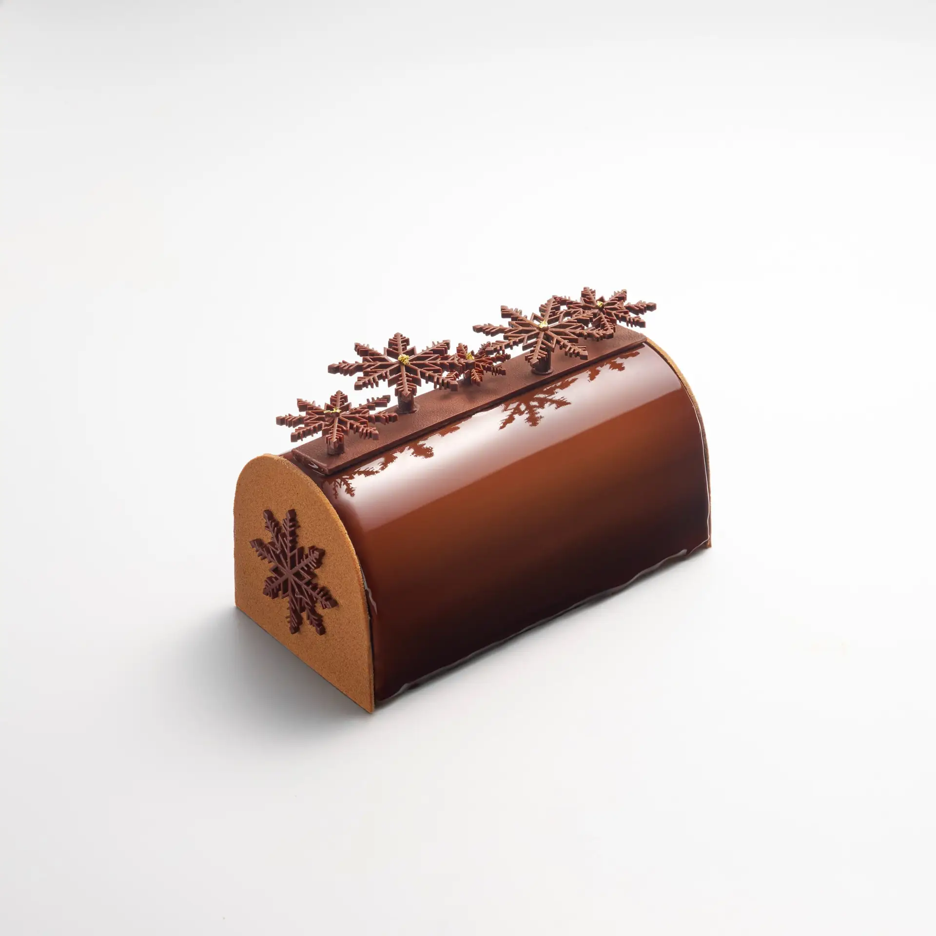 Evok Collection (Paris, Venice, Madrid) announces its festive lineup, including The Precious Collection pastries and an exclusive Galette des Rois (€60) in collaboration with Venetian jeweller Nardi.