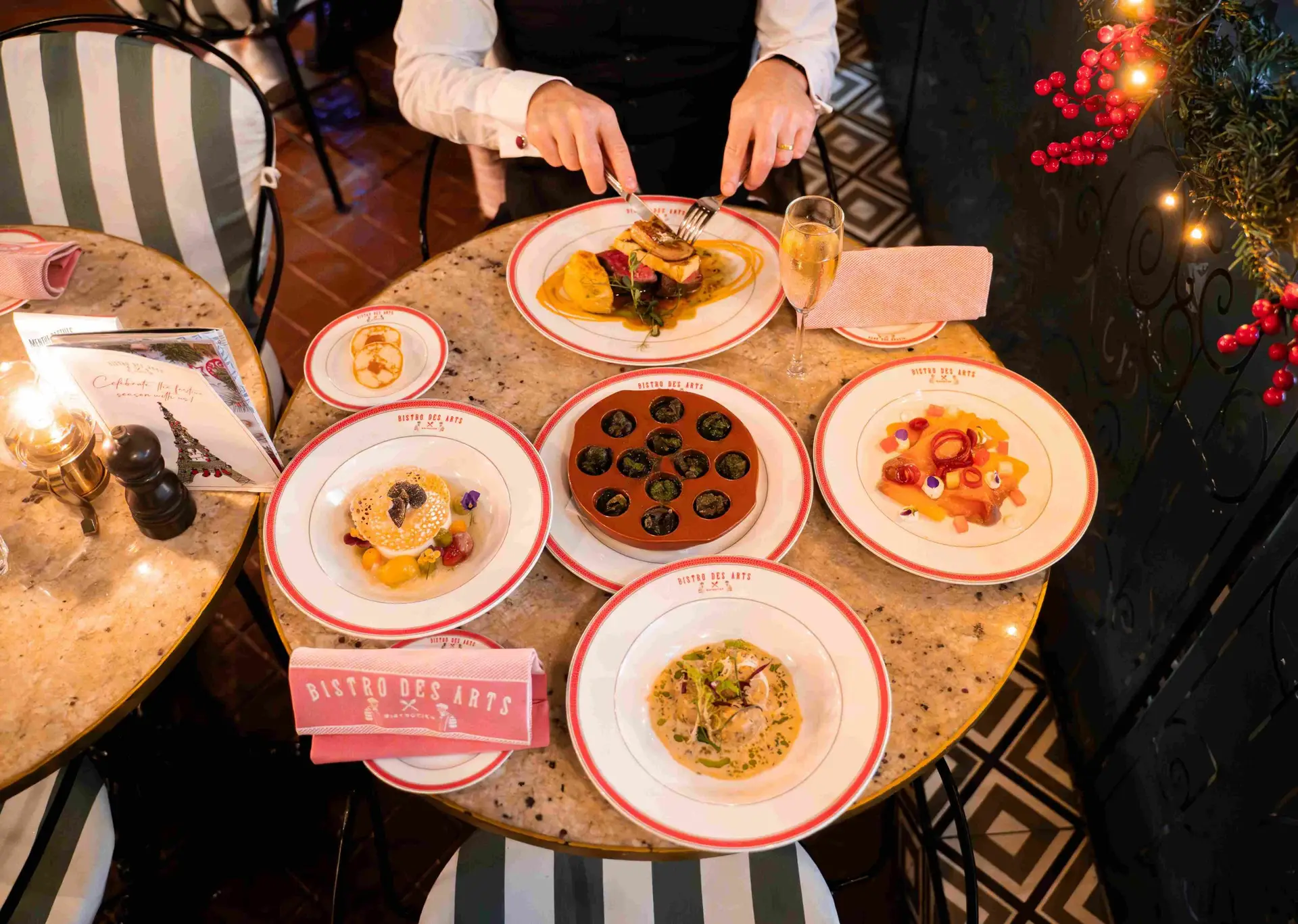 Discover the definitive UAE Christmas and NYE Dining 2025 guide. Explore packages at Kempinski Palm Jumeirah, BeefBar Dubai, Fairmont The Palm, Accor Deira, and La Petite Maison Abu Dhabi for unforgettable holiday celebrations.