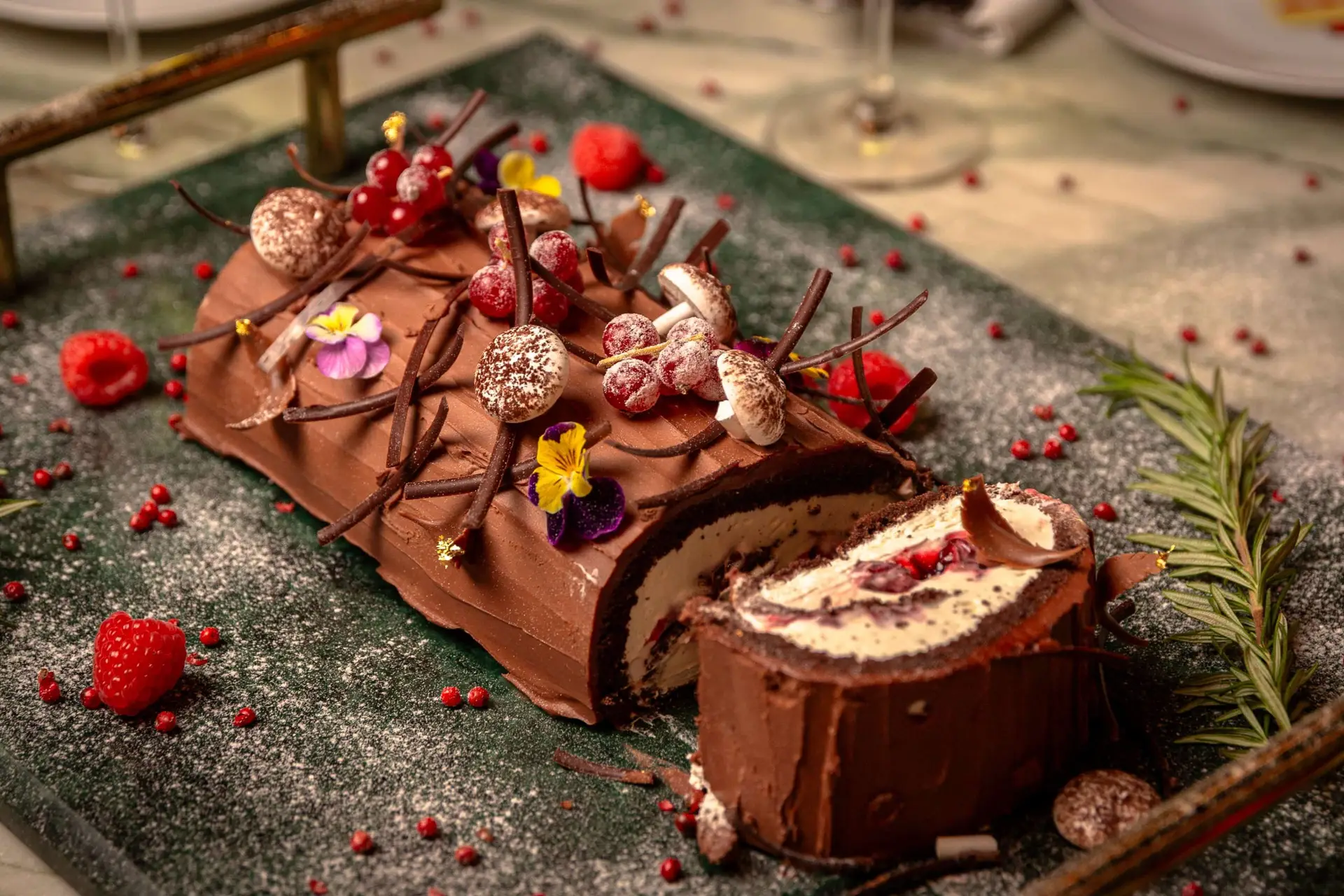 Discover the definitive UAE Christmas and NYE Dining 2025 guide. Explore packages at Kempinski Palm Jumeirah, BeefBar Dubai, Fairmont The Palm, Accor Deira, and La Petite Maison Abu Dhabi for unforgettable holiday celebrations.