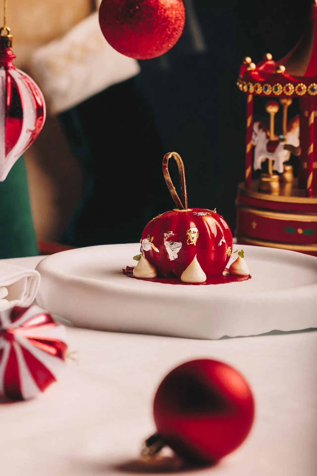 Discover the definitive UAE Christmas and NYE Dining 2025 guide. Explore packages at Kempinski Palm Jumeirah, BeefBar Dubai, Fairmont The Palm, Accor Deira, and La Petite Maison Abu Dhabi for unforgettable holiday celebrations.