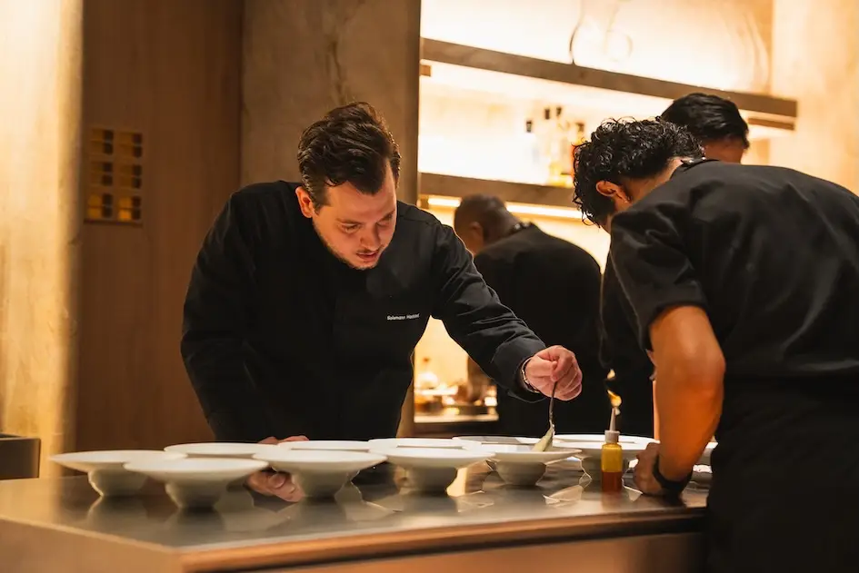 Manar Abu Dhabi debuts the WE ARE ONA pop-up, featuring Michelin-starred Chef Solemann Haddad. Experience immersive dining inspired by fire and stars on Jubail Island (AED 750).