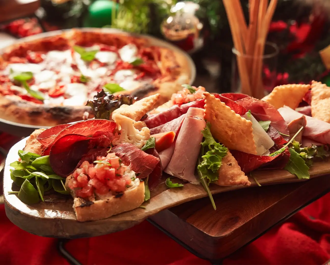 Discover the definitive UAE Christmas and NYE Dining 2025 guide. Explore packages at Kempinski Palm Jumeirah, BeefBar Dubai, Fairmont The Palm, Accor Deira, and La Petite Maison Abu Dhabi for unforgettable holiday celebrations.