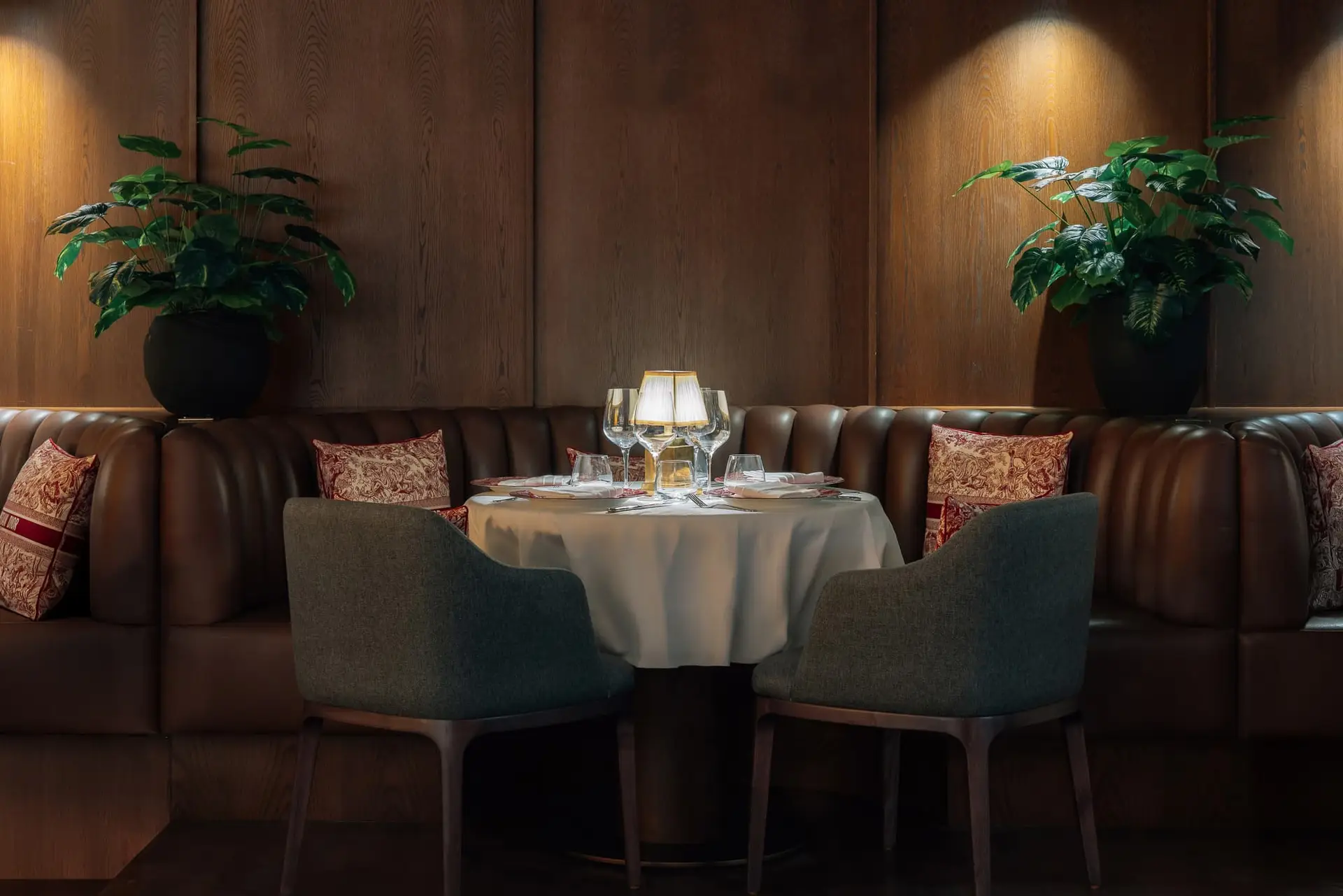 Fumée Steakhouse introduces two new experiences: A three-course Weekday Lunch (from AED 119) and the Steak & Grape evening (AED 235), featuring Angus cuts and Truffle Beef Tartar.