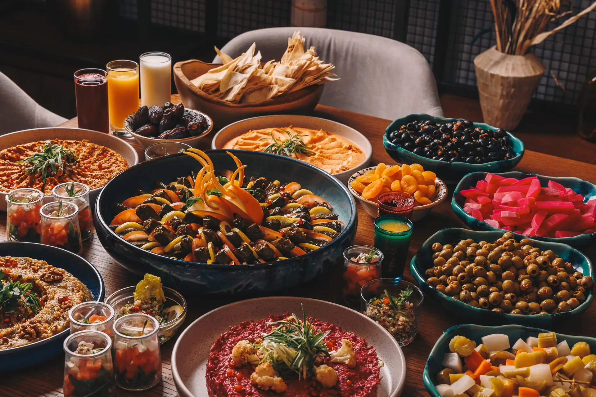 Explore the ultimate Ramadan 2026 guide. From farm-to-table Iftars in Deira to luxury staycations at JA Ocean View and Vida Hotels, discover where to celebrate the Holy Month in the UAE.
