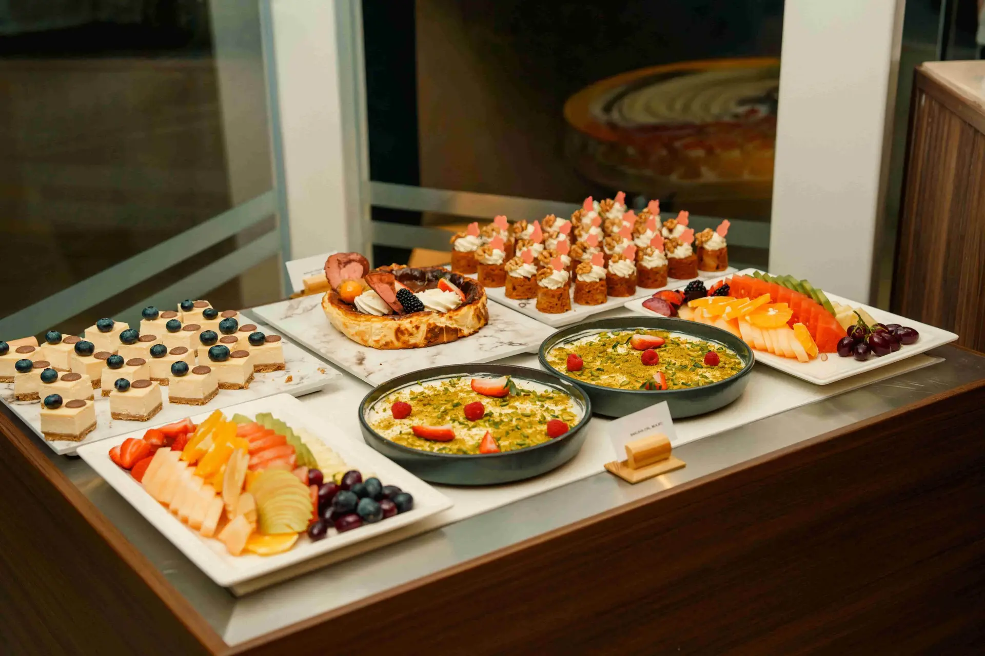 Explore the ultimate Ramadan 2026 guide. From farm-to-table Iftars in Deira to luxury staycations at JA Ocean View and Vida Hotels, discover where to celebrate the Holy Month in the UAE.