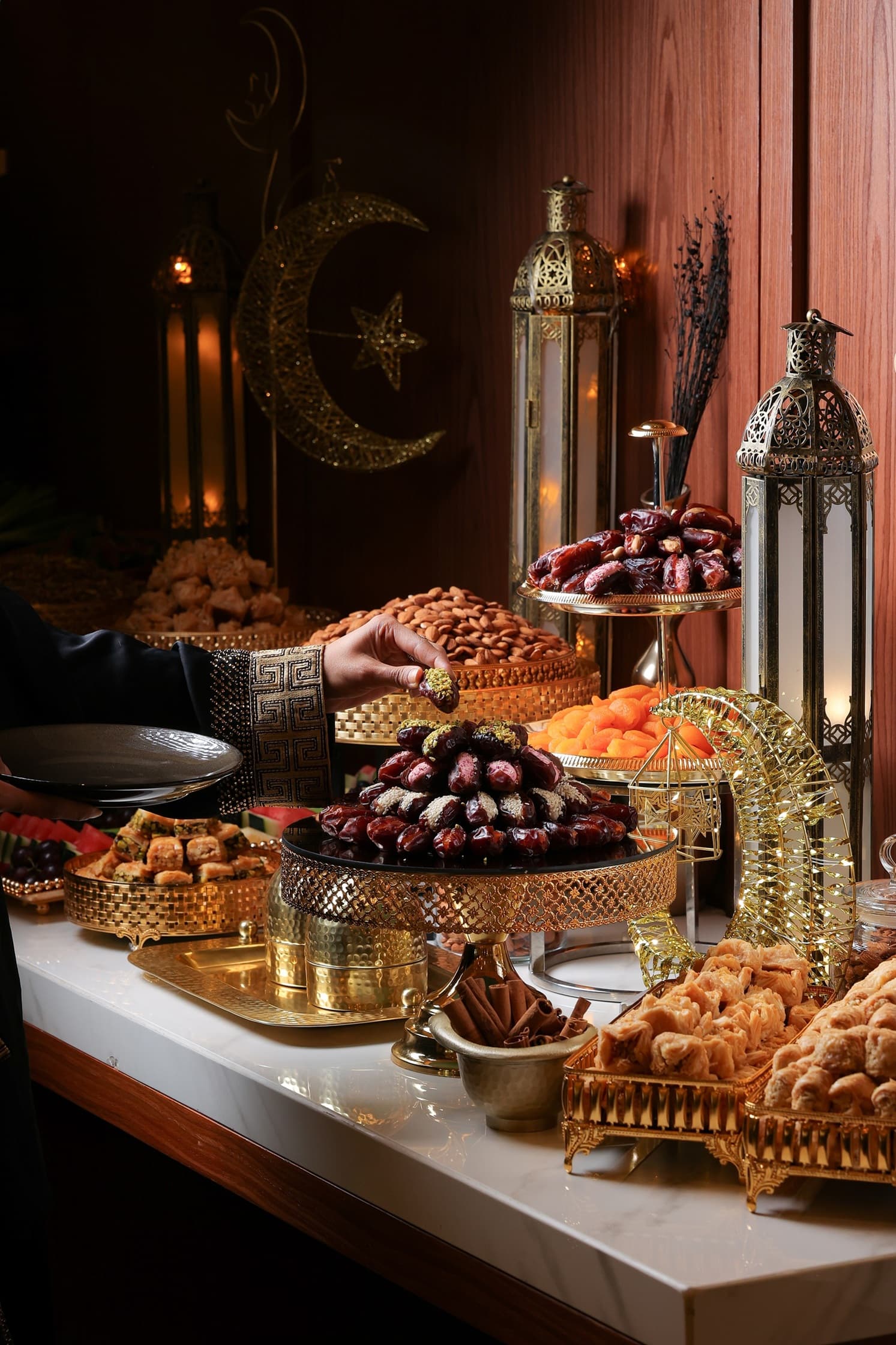 Explore the ultimate Ramadan 2026 guide. From farm-to-table Iftars in Deira to luxury staycations at JA Ocean View and Vida Hotels, discover where to celebrate the Holy Month in the UAE.
