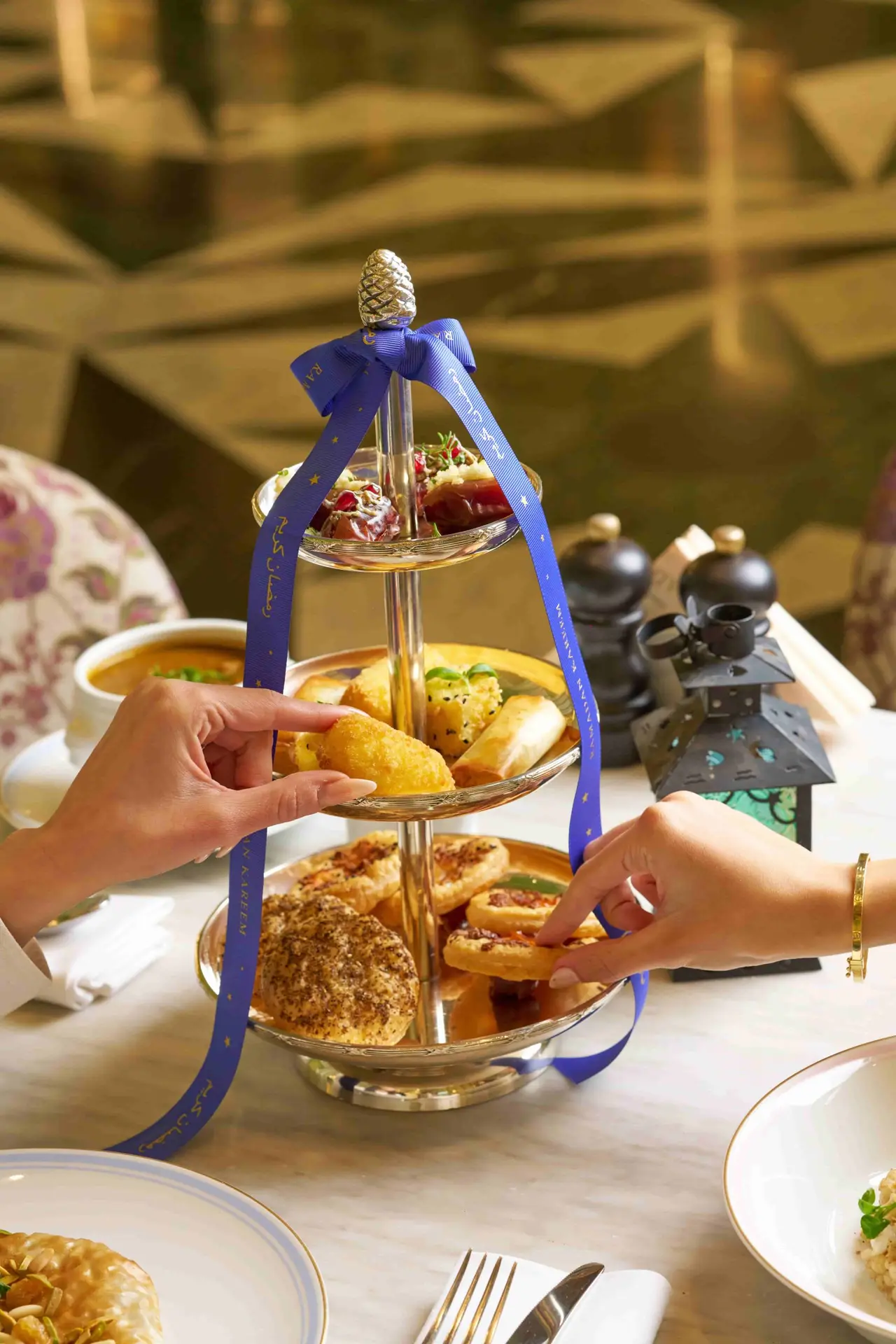 Explore the ultimate Ramadan 2026 guide. From farm-to-table Iftars in Deira to luxury staycations at JA Ocean View and Vida Hotels, discover where to celebrate the Holy Month in the UAE