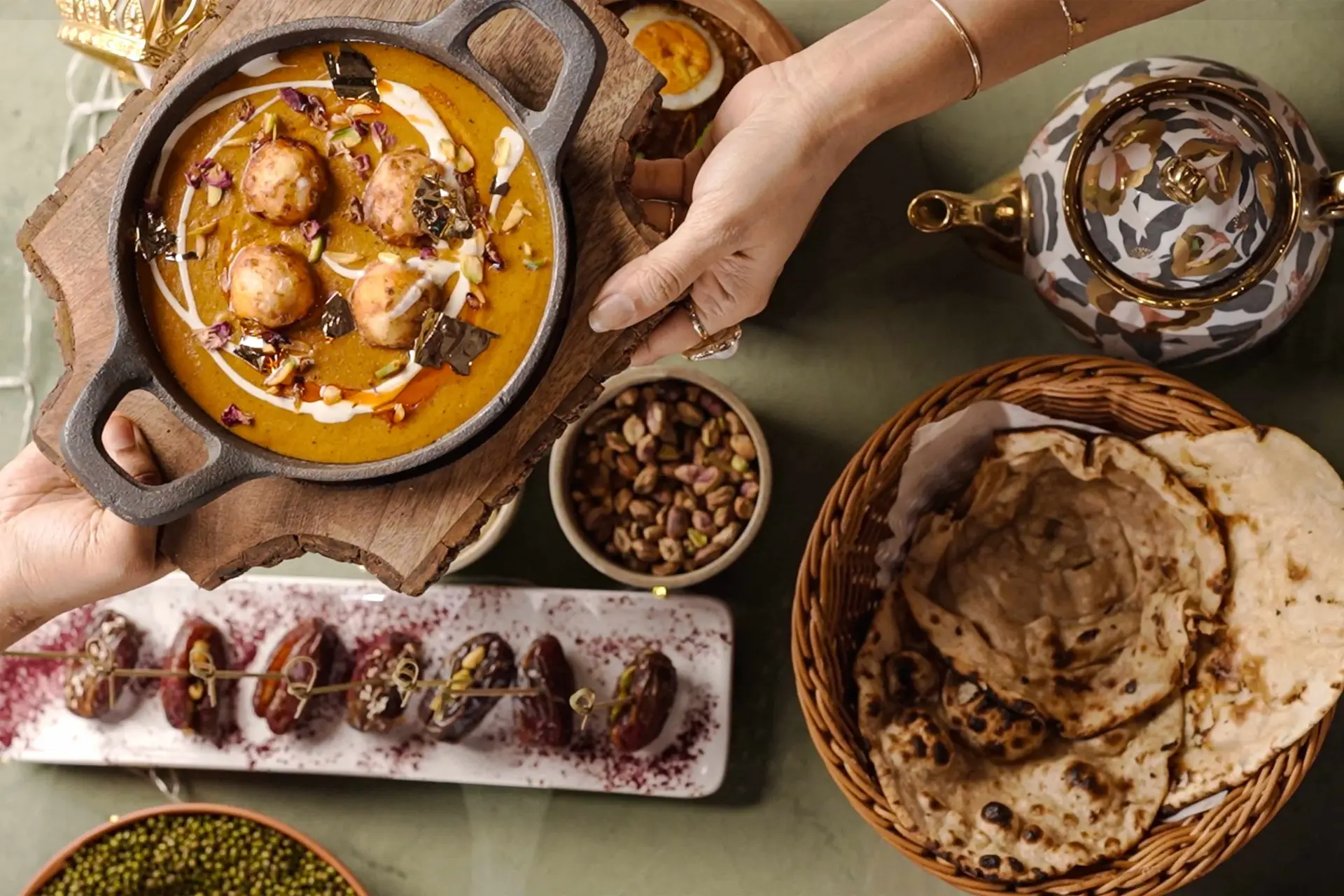 Explore the ultimate Ramadan 2026 guide. From farm-to-table Iftars in Deira to luxury staycations at JA Ocean View and Vida Hotels, discover where to celebrate the Holy Month in the UAE.