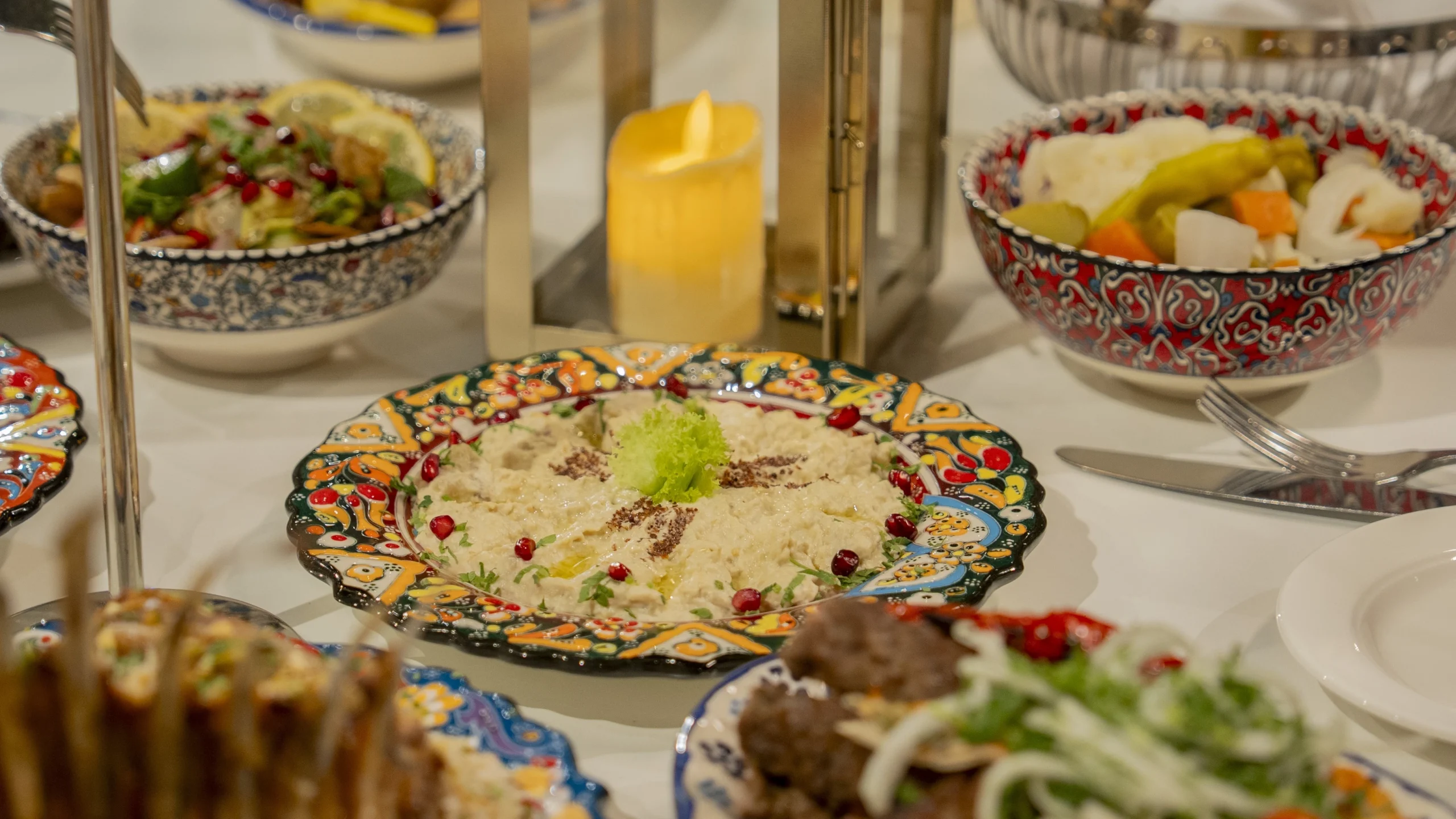 Discover the curated Iftar and Suhour menus at Jumeirah Hotels and Resorts this Ramadan. From coastal buffets on Saadiyat Island to the iconic Al Majlis at Madinat Jumeirah.