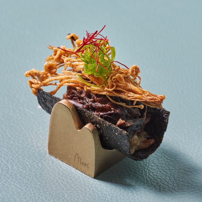 The menu continues with a series of signature mains that highlight traditional depths, such as Abalone and Prawn Jeon, Ganjang Gejang (soy-marinated crab) and Korean Ginseng Chicken Soup (Samgyetang). Diners will also experience the Hoengseong Hanwoo en Croute and a variety of noodle courses. To conclude the evening, a sophisticated dessert selection will be served, featuring Black Sesame Seed Ice Cream, mango and traditional Dasik.