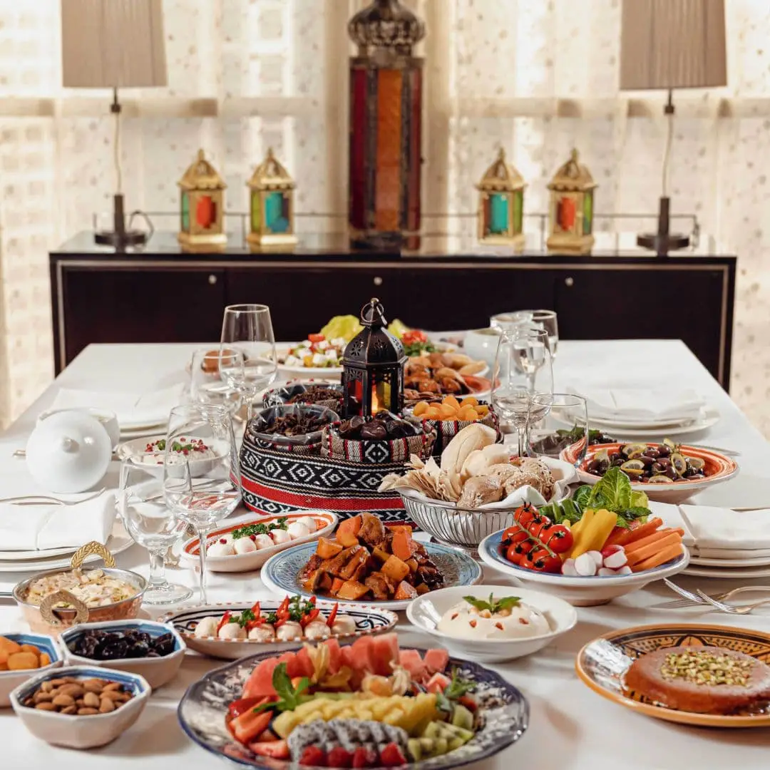 Explore the ultimate Ramadan 2026 guide. From farm-to-table Iftars in Deira to luxury staycations at JA Ocean View and Vida Hotels, discover where to celebrate the Holy Month in the UAE.