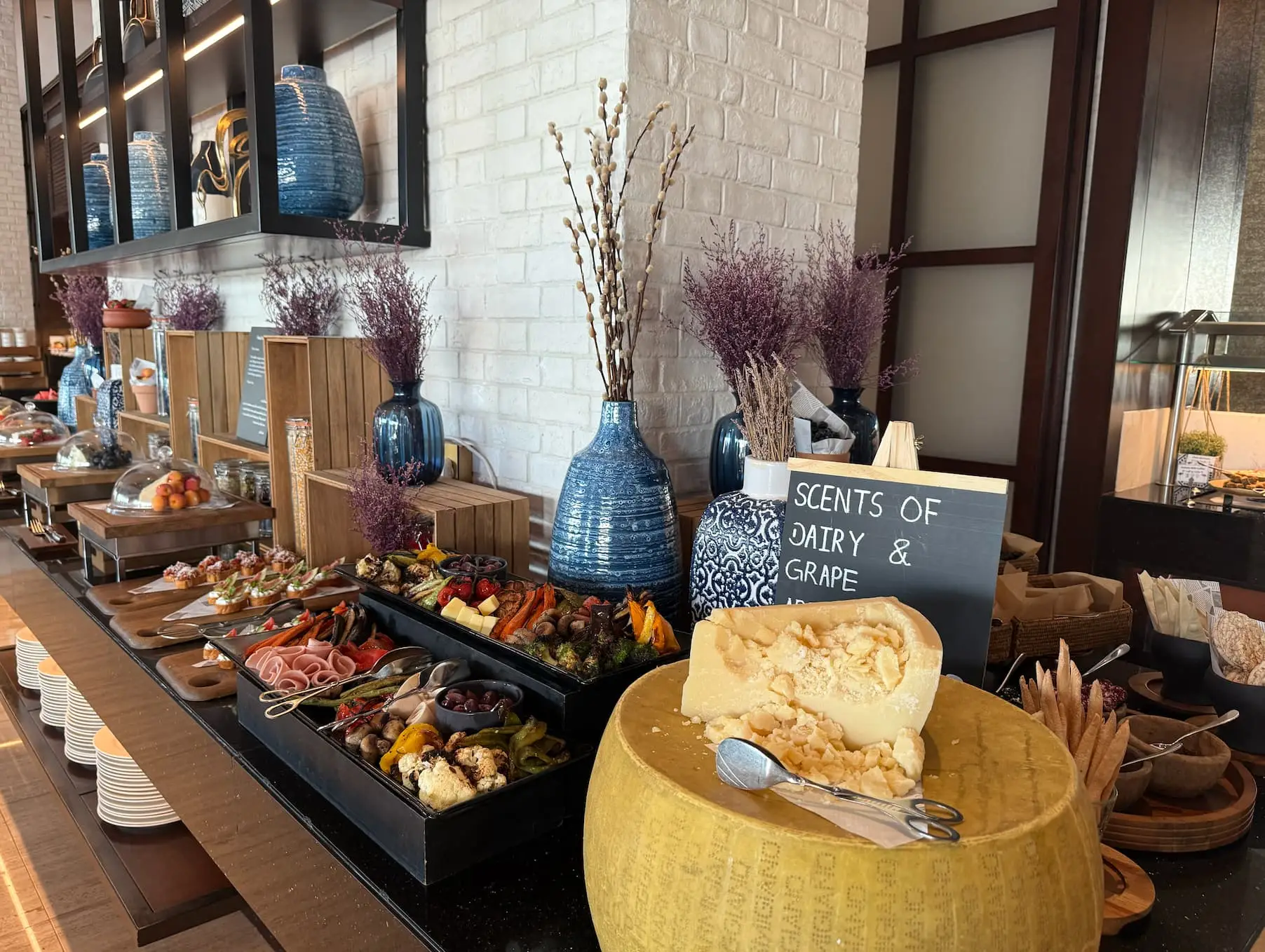 Saturday brunch is something of a ritual in Dubai, and Timo Restaurant at Al Jaddaf Rotana Suite Hotel has carved out a spot worth knowing about. I was invited to try it on a recent Saturday, and it made for a genuinely easy afternoon.